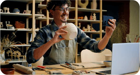 Persona trabajando en taller de artesanía o emprendimiento