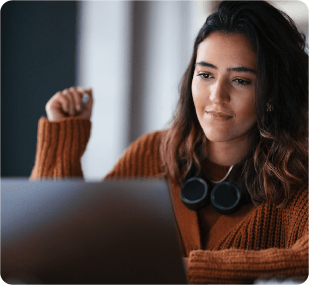 Estudiantes en clase presencial y online