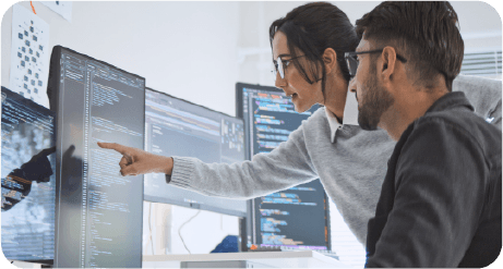 Persona trabajando en programación y tecnología